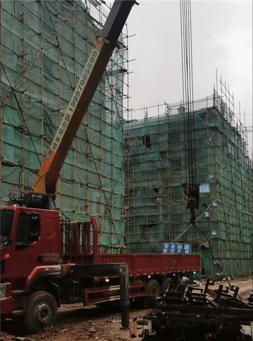 沧源县“慢工细活”—— 吊车的 “微动控制” 技术